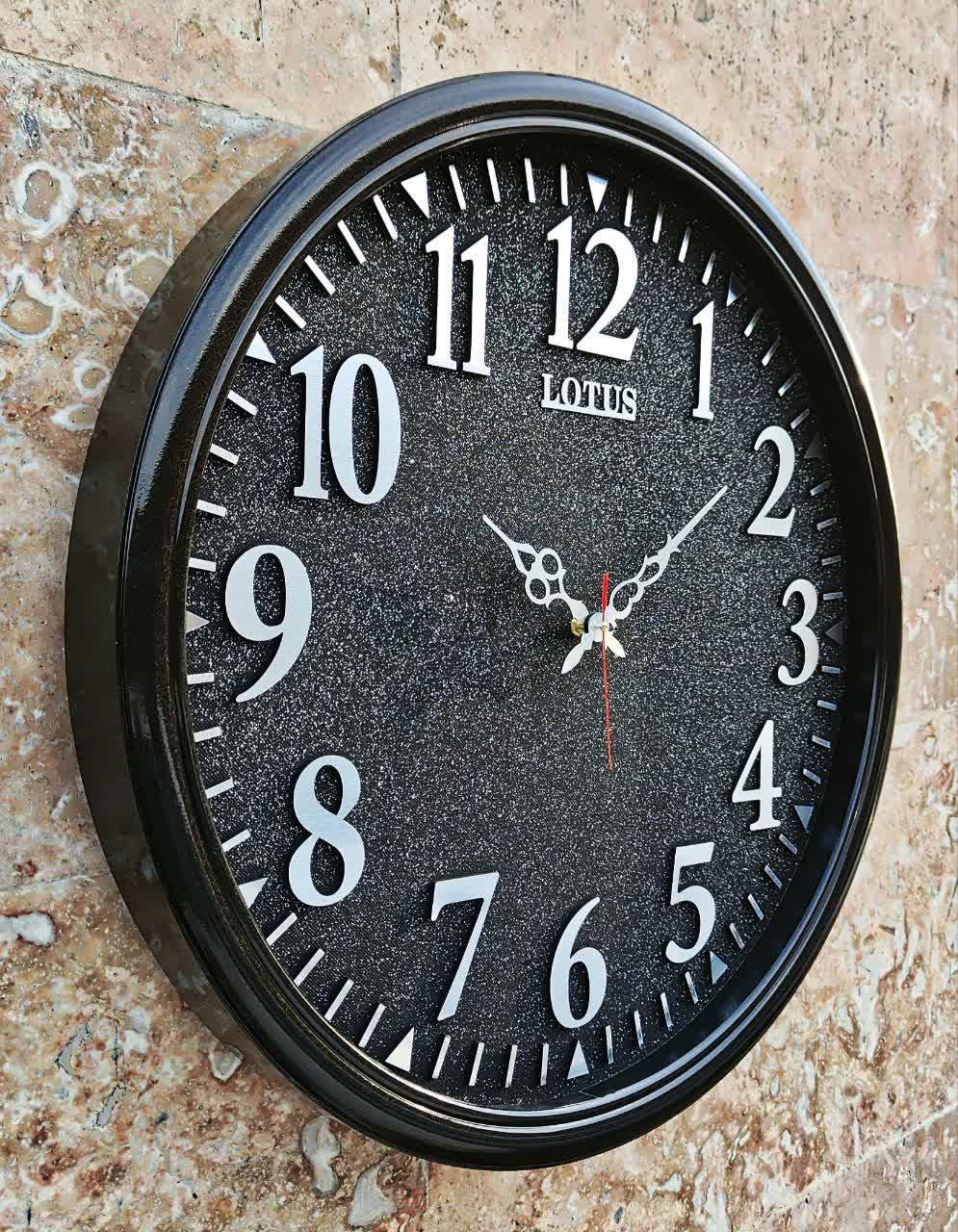 ساعت دیواری گرد ۶۵ سانتی لوتوس فایبر مشکی داخل شاین با اعداد پلکسی بزرگ سیلور