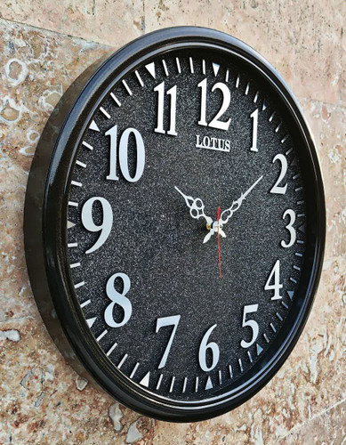 ساعت دیواری گرد ۶۵ سانتی لوتوس فایبر مشکی داخل شاین با اعداد پلکسی بزرگ سیلور