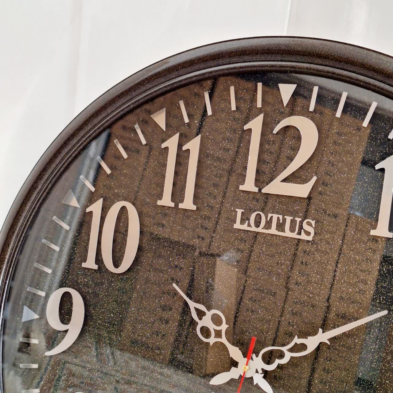 ساعت دیواری گرد ۶۵ سانتی لوتوس فایبر مشکی داخل شاین با اعداد پلکسی بزرگ سیلور از نمای نزدیک بالا