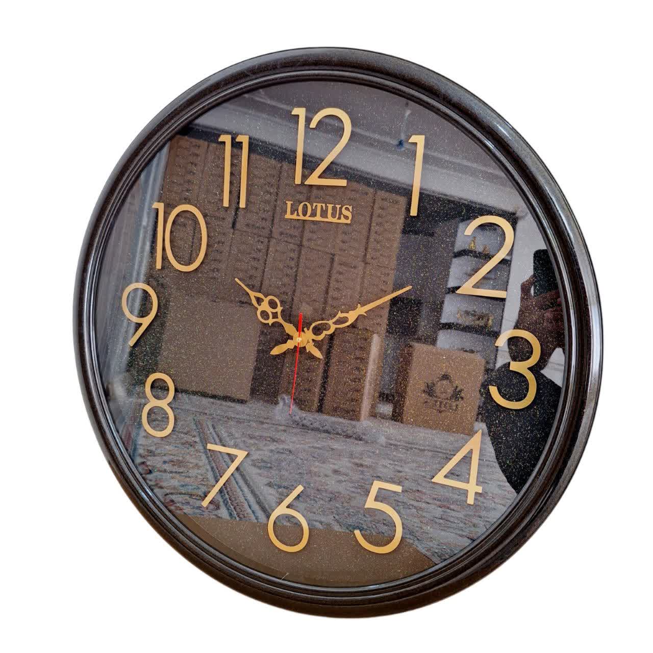 ساعت دیواری گرد ۶۵ سانتی لوتوس فایبر مشکی داخل اکلیلی با اعداد پلکسی بزرگ طلایی