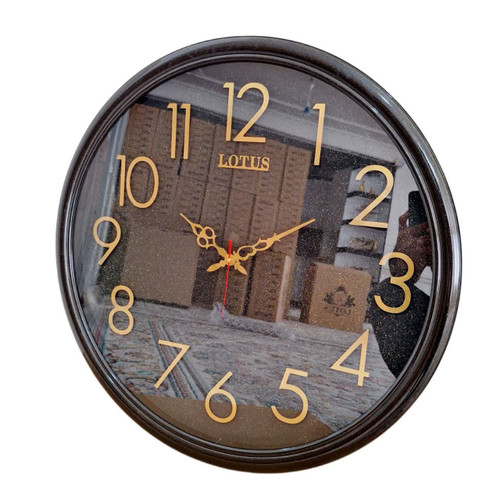 ساعت دیواری گرد ۶۵ سانتی لوتوس فایبر مشکی داخل اکلیلی با اعداد پلکسی بزرگ طلایی