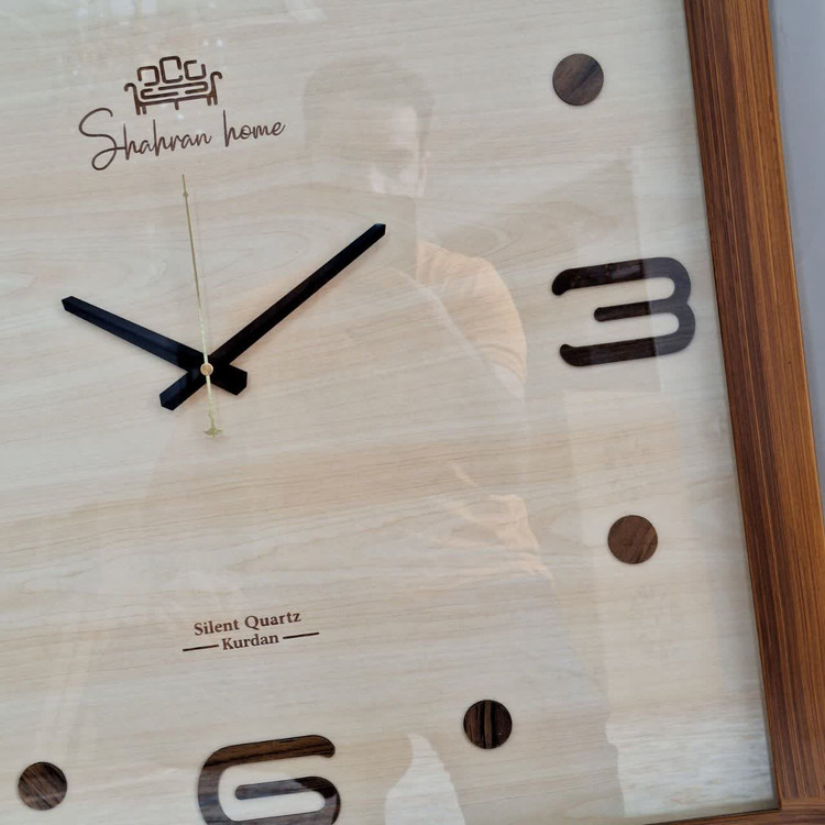 ساعت دیواری مربع ۷۰ سانتی چوبی قهوهای داخل کرم با اعداد مینیمال از نمای نزدیک پایین