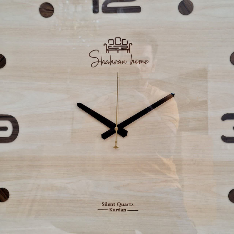 ساعت دیواری مربع ۷۰ سانتی چوبی قهوهای داخل کرم با اعداد مینیمال از نمای نزدیک