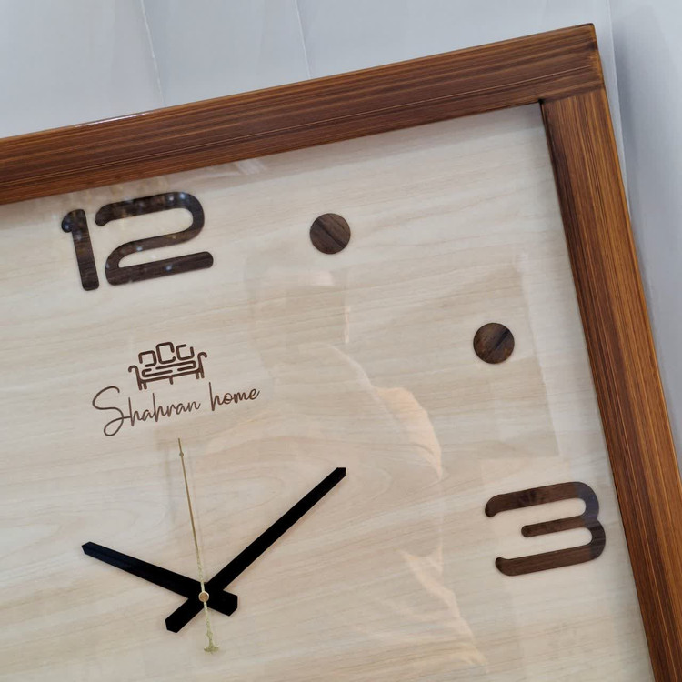ساعت دیواری مربع ۷۰ سانتی چوبی قهوهای داخل کرم با اعداد مینیمال از نمای نزدیک بالا