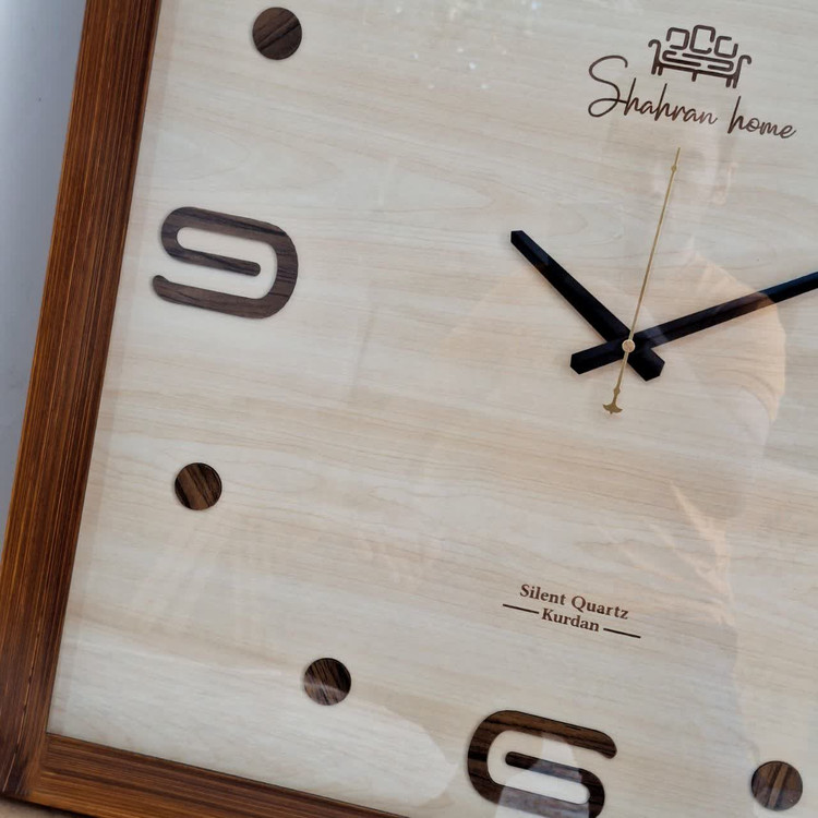 ساعت دیواری مربع ۷۰ سانتی چوبی قهوهای داخل کرم با اعداد مینیمال از نمای نزدیک تر