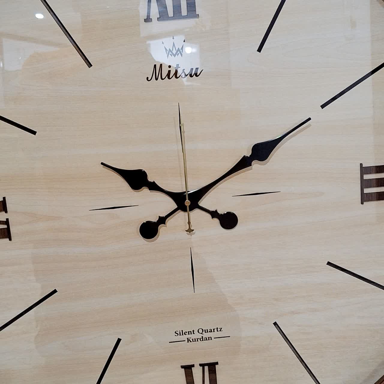 ساعت دیواری گرد ۷۵ سانتی چوبی قهوهای داخل کرم با اعداد رومی خطی از نمای نزدیک