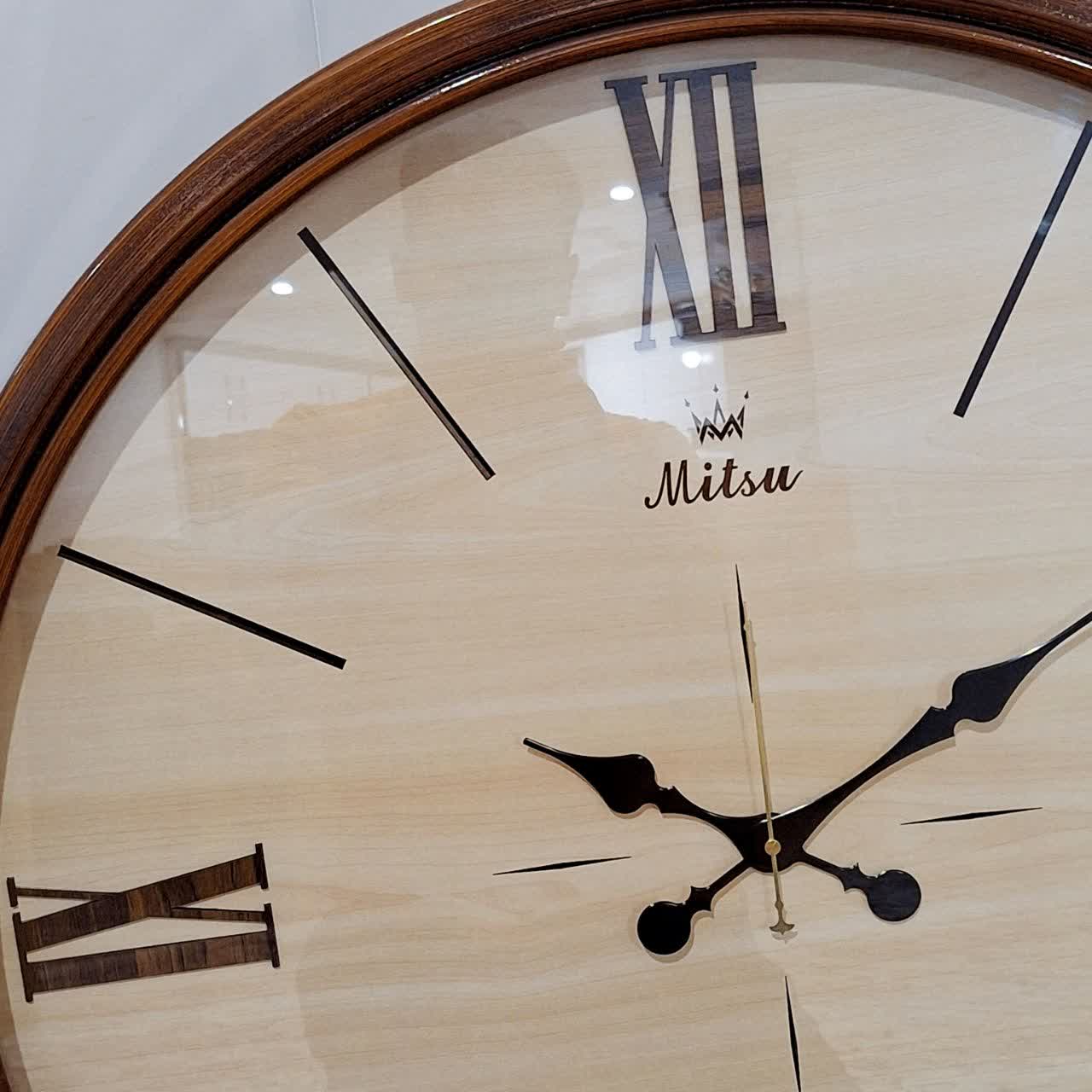 ساعت دیواری گرد ۷۵ سانتی چوبی قهوهای داخل کرم با اعداد رومی خطی از نمای نزدیک تر