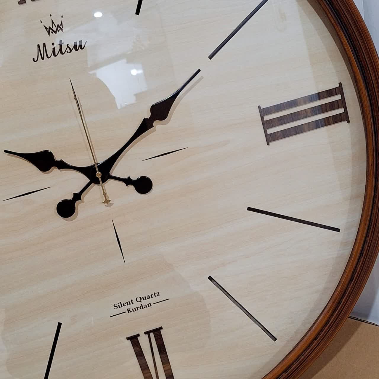 ساعت دیواری گرد ۷۵ سانتی چوبی قهوهای داخل کرم با اعداد رومی خطی از نمای نزدیک راست