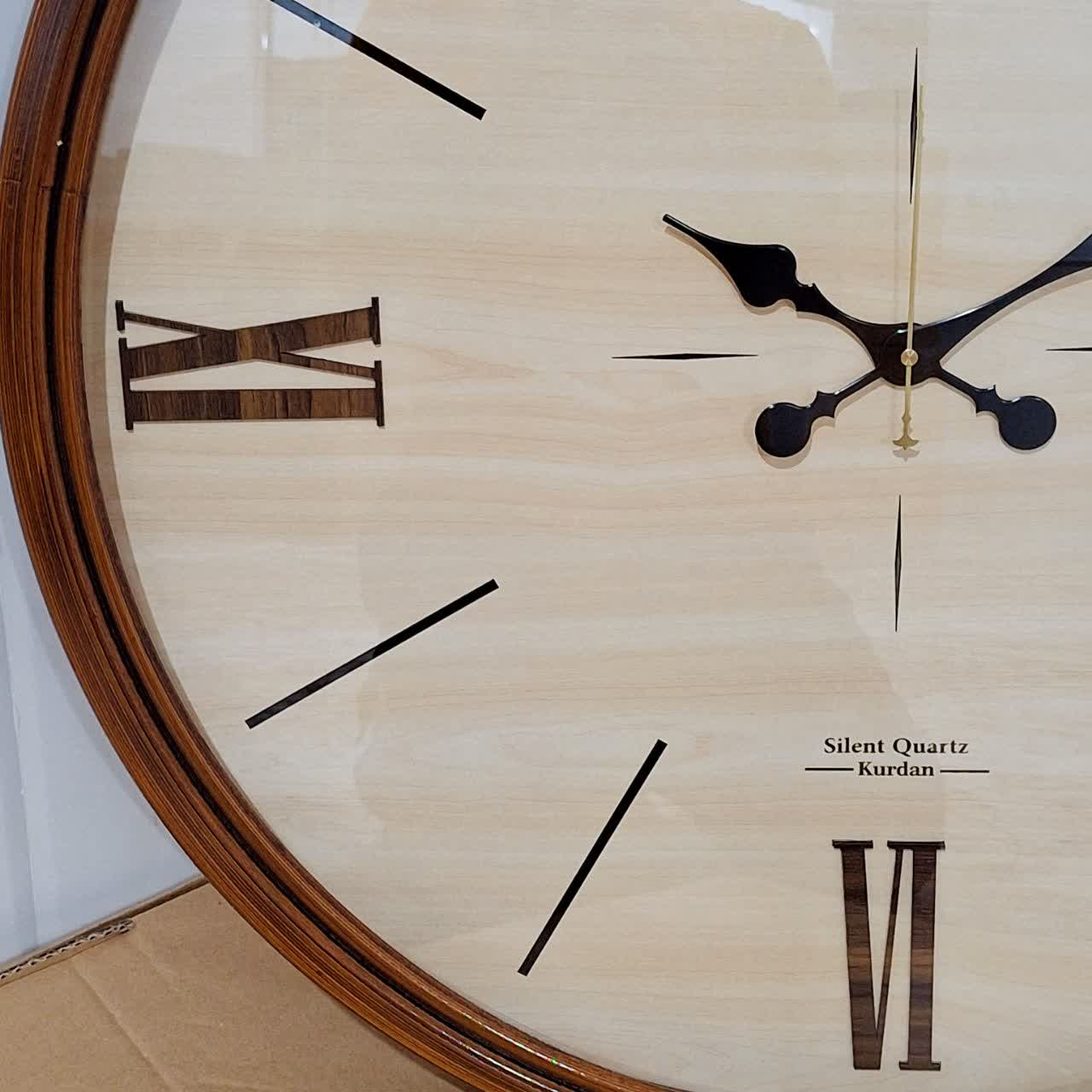 ساعت دیواری گرد ۷۵ سانتی چوبی قهوهای داخل کرم با اعداد رومی خطی از نمای نزدیک چپ