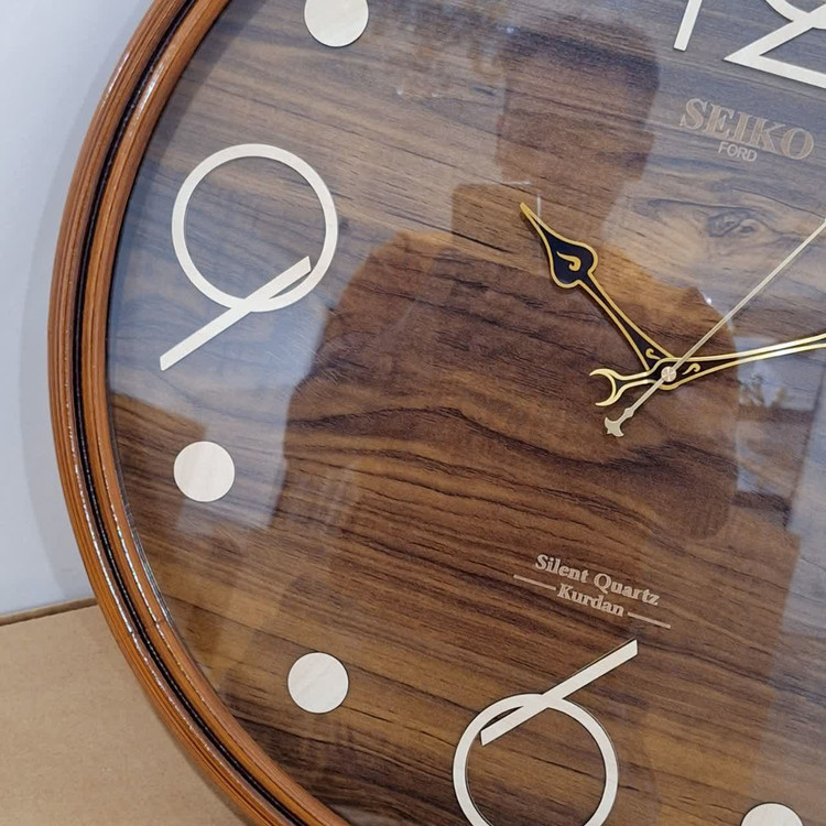 ساعت دیواری گرد ۶۰ سانتی چوبی قهوهای با اعداد فانتزی نمای چپ