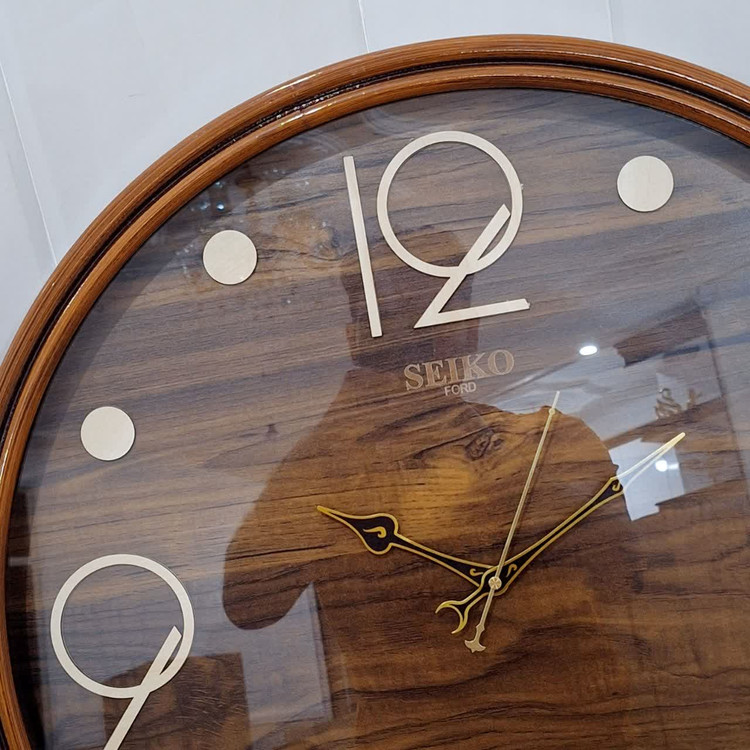 ساعت دیواری گرد ۶۰ سانتی چوبی قهوهای با اعداد فانتزی از نمای نزدیک بالا