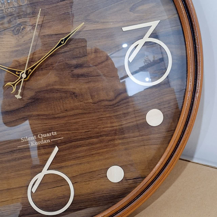 ساعت دیواری گرد ۶۰ سانتی چوبی قهوهای با اعداد فانتزی نمای راست