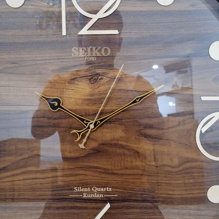 ساعت دیواری گرد ۶۰ سانتی چوبی قهوهای با اعداد فانتزی از نمای نزدیک