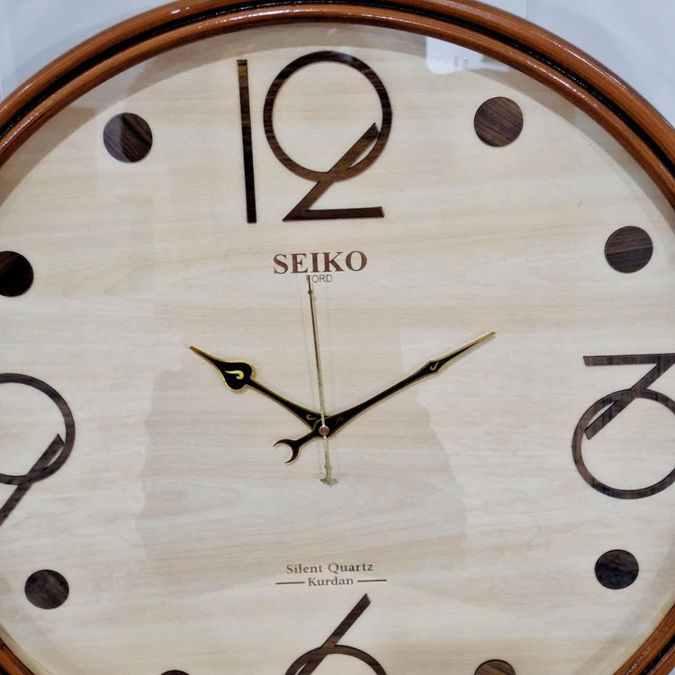 ساعت دیواری گرد ۶۰ سانتی چوبی قهوهای داخل کرم با اعداد فانتزی نمای نزدیک تر