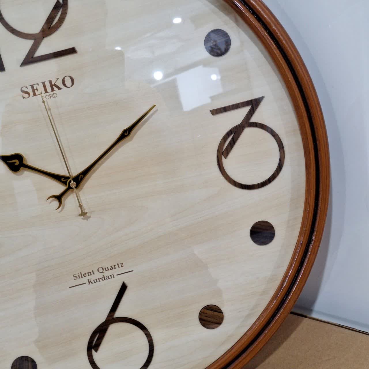 ساعت دیواری گرد ۶۰ سانتی چوبی قهوهای داخل کرم با اعداد فانتزی نمای راست