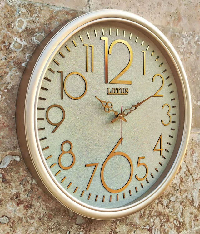 ساعت دیواری گرد ۶۵ سانتی لوتوس فایبر بژ طلایی داخل اکلیلی با اعداد پلکسی بزرگ طلایی نمای چپ