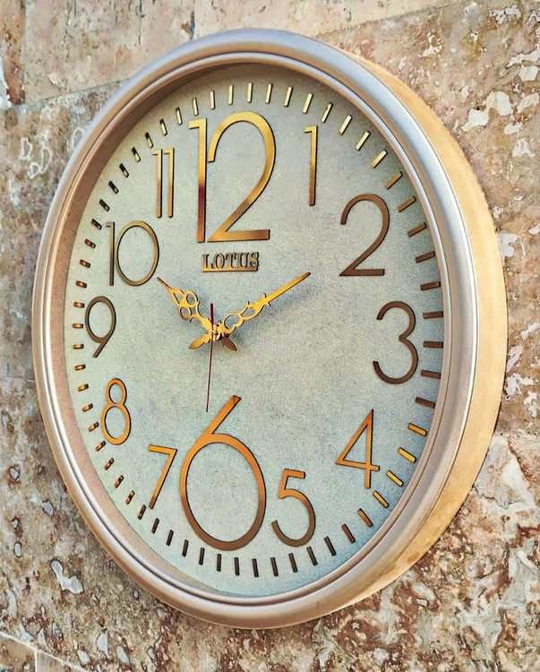 ساعت دیواری گرد ۶۵ سانتی لوتوس فایبر بژ طلایی داخل اکلیلی با اعداد پلکسی بزرگ طلایی نمای راست