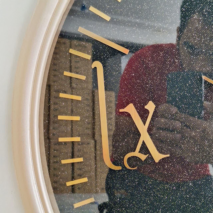 ساعت دیواری گرد ۶۵ سانتی لوتوس فایبر بژ طلایی داخل مشکی با اعداد پلکسی رومی طلایی نمای چپ