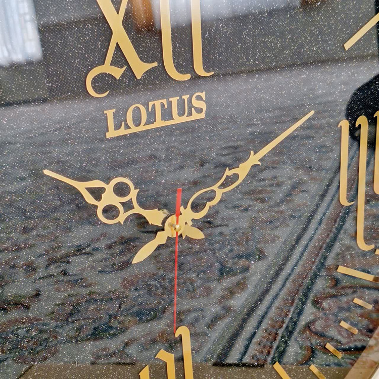 ساعت دیواری گرد ۶۵ سانتی لوتوس فایبر بژ طلایی داخل مشکی با اعداد پلکسی رومی طلایی نمای نزدیک