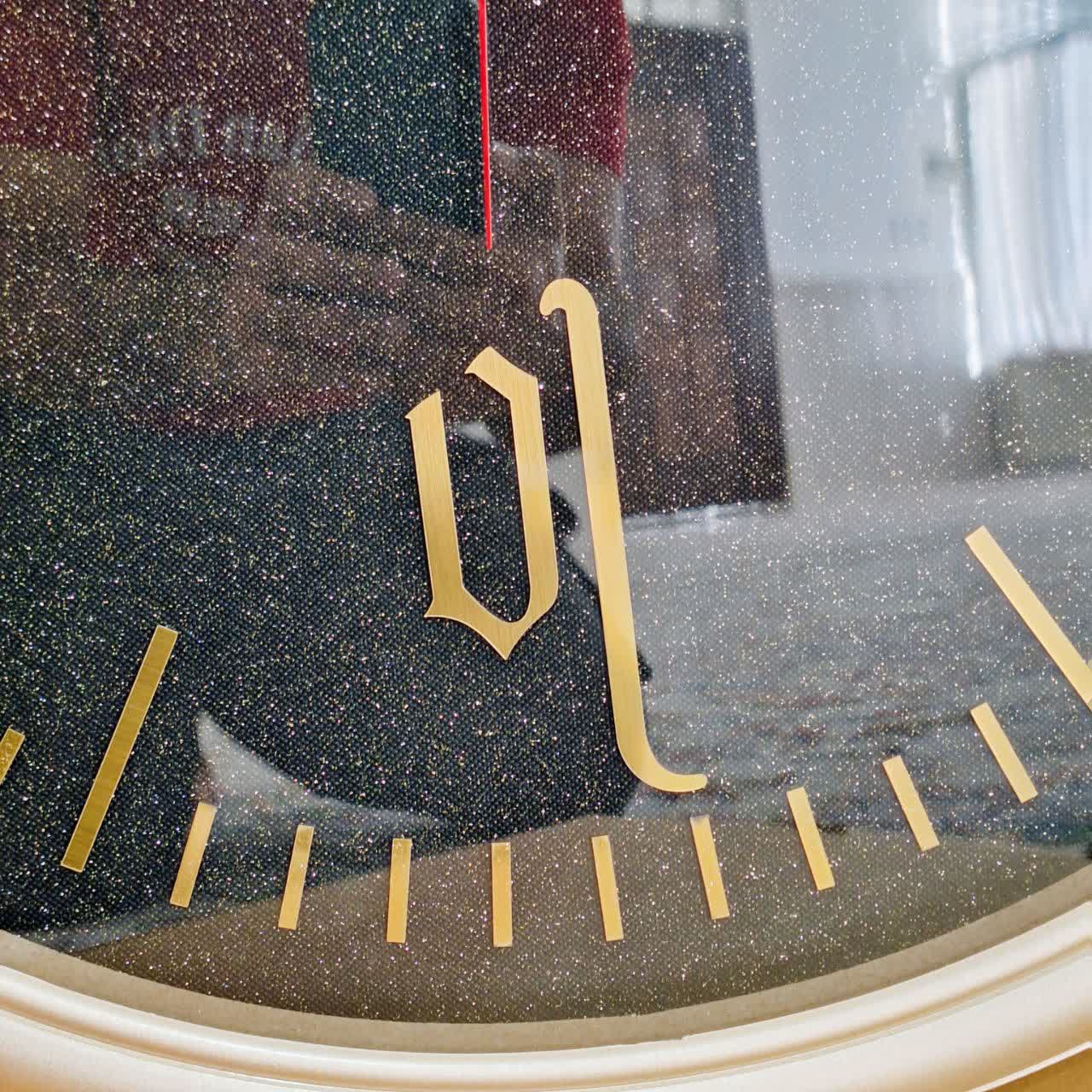 ساعت دیواری گرد ۶۵ سانتی لوتوس فایبر بژ طلایی داخل مشکی با اعداد پلکسی رومی طلایی نمای پایین