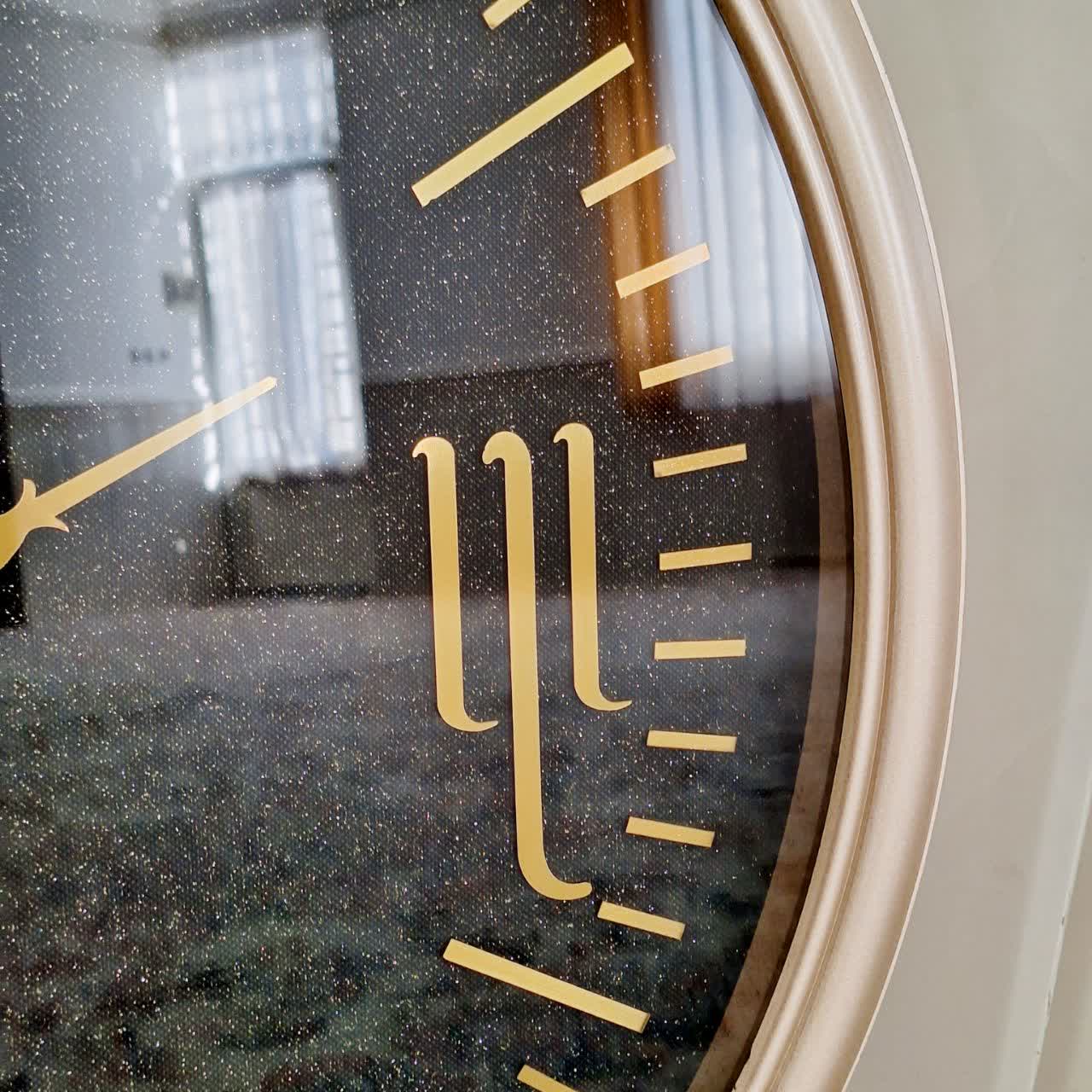 ساعت دیواری گرد ۶۵ سانتی لوتوس فایبر بژ طلایی داخل مشکی با اعداد پلکسی رومی طلایی نمای راست