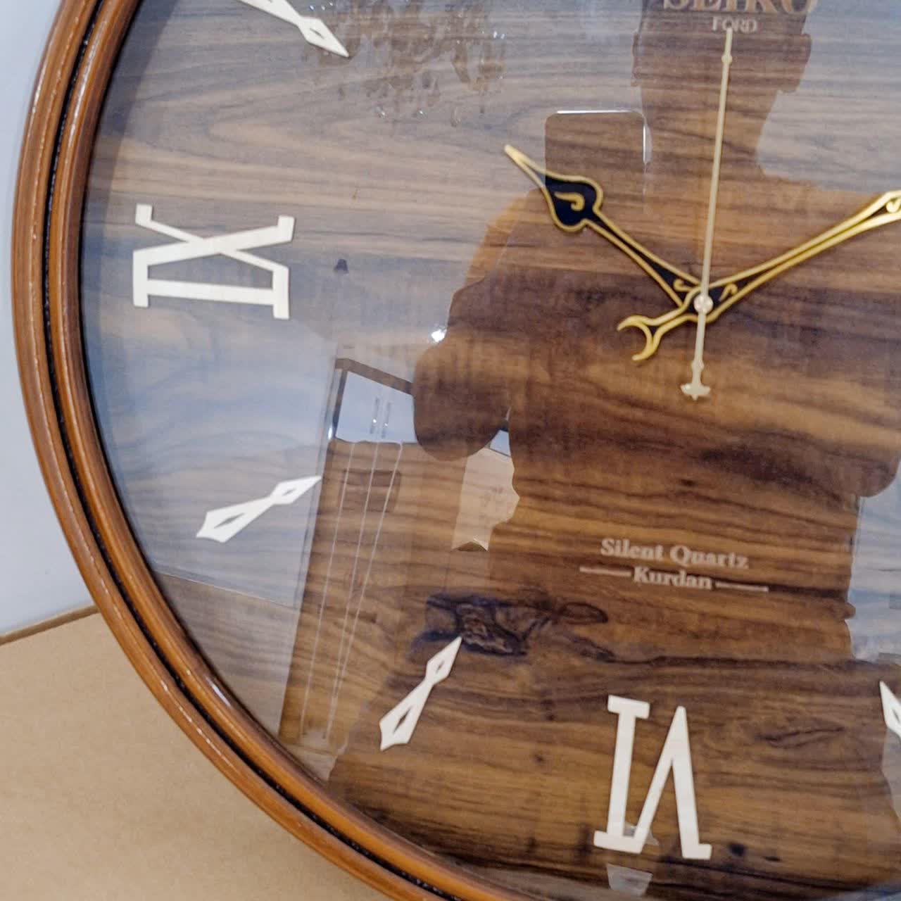 ساعت دیواری گرد ۶۰ سانتی چوبی قهوهای با اعداد سلطنتی رومی نمای چپ