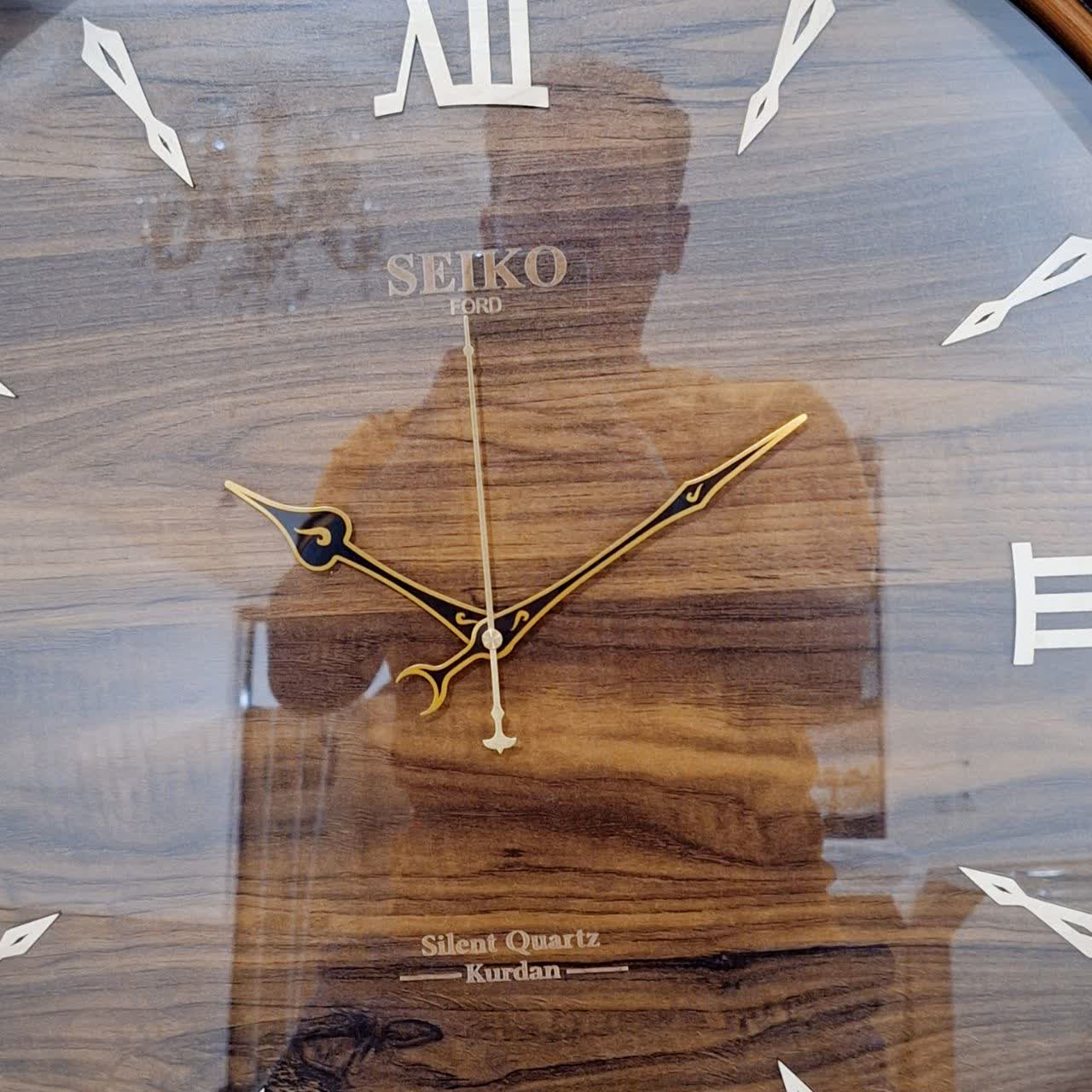 ساعت دیواری گرد ۶۰ سانتی چوبی قهوهای با اعداد سلطنتی رومی نمای نزدیک