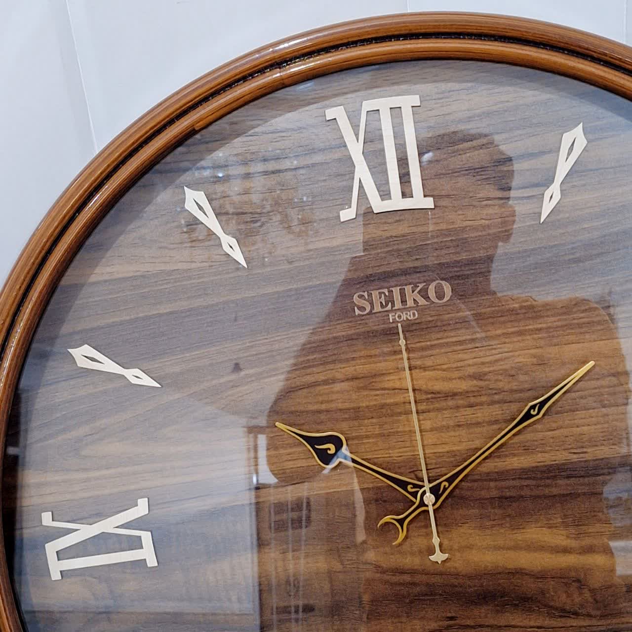 ساعت دیواری گرد ۶۰ سانتی چوبی قهوهای با اعداد سلطنتی رومی نمای نزدیک تر