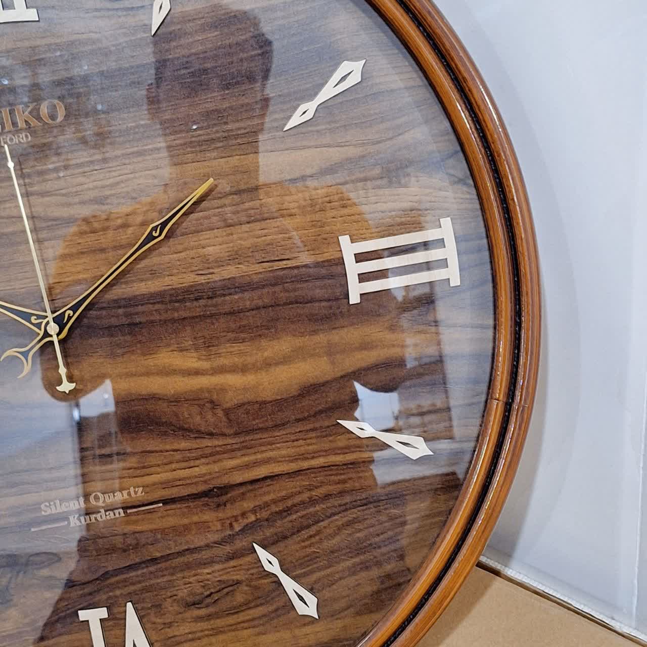 ساعت دیواری گرد ۶۰ سانتی چوبی قهوهای با اعداد سلطنتی رومی نمای راست