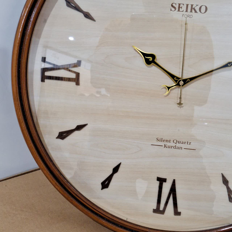 ساعت دیواری گرد ۶۰ سانتی چوبی کرم قهوه ای با اعداد سلطنتی رومی نمای چپ