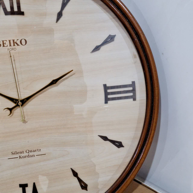 ساعت دیواری گرد ۶۰ سانتی چوبی کرم قهوه ای با اعداد سلطنتی رومی نمای راست