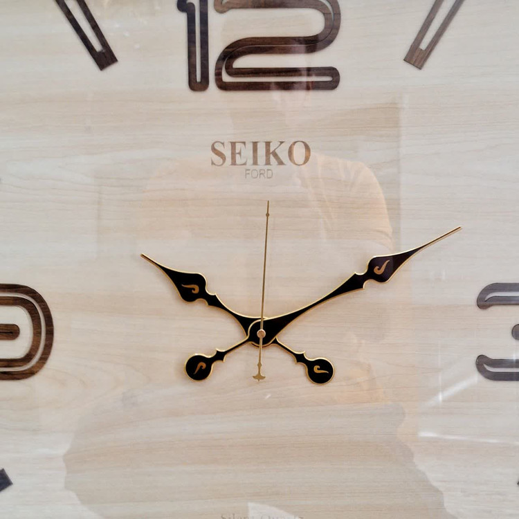 ساعت دیواری مربع ۷۰ سانتی چوبی قهوهای داخل کرم با اعداد فانتزی مینیمال از نمای نزدیک