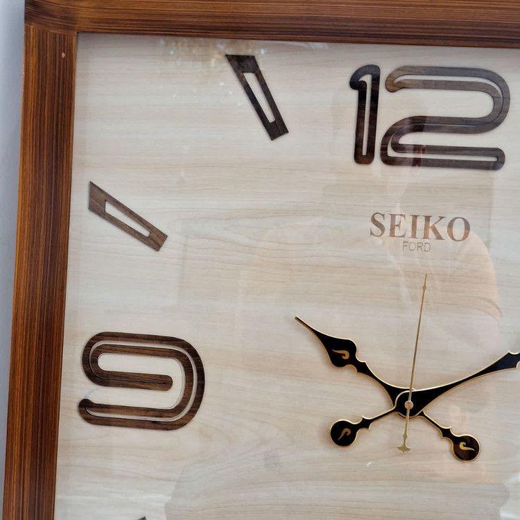 ساعت دیواری مربع ۷۰ سانتی چوبی قهوهای داخل کرم با اعداد فانتزی مینیمال نمای چپ