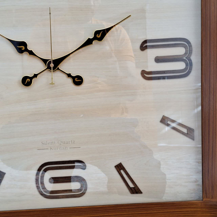 ساعت دیواری مربع ۷۰ سانتی چوبی قهوهای داخل کرم با اعداد فانتزی مینیمال نمای راست