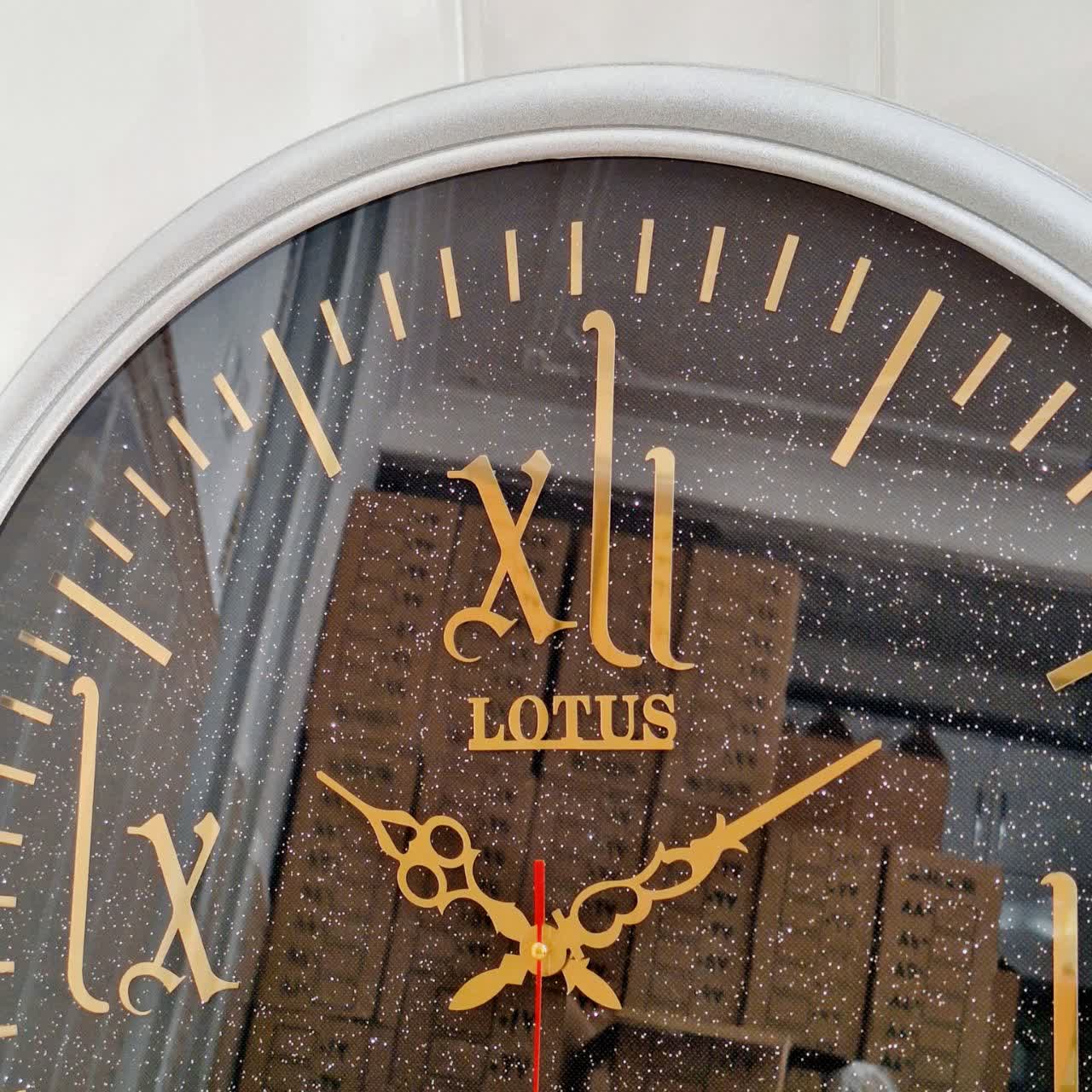 ساعت دیواری گرد ۶۵ سانتی لوتوس فایبر نقرهای داخل مشکی با اعداد پلکسی رومی طلایی نمای نزدیک