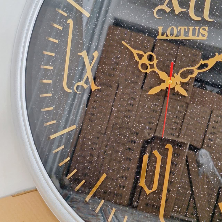 ساعت دیواری گرد ۶۵ سانتی لوتوس فایبر نقرهای داخل مشکی با اعداد پلکسی رومی طلایی نمای نزدیک چپ