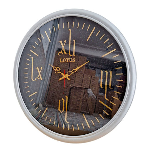 ساعت دیواری گرد ۶۵ سانتی لوتوس فایبر نقرهای داخل مشکی با اعداد پلکسی رومی طلایی