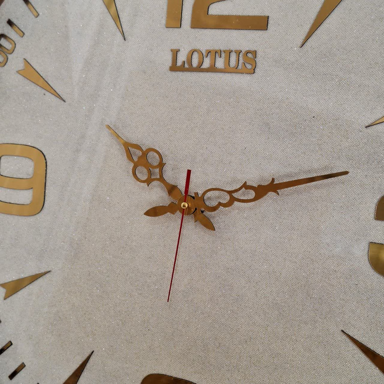 ساعت دیواری گرد ۶۵ سانتی لوتوس فایبر قهوهای داخل کرم با اعداد پلکسی انگلیسی طلایی نمای نزدیک