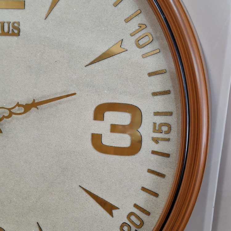 ساعت دیواری گرد ۶۵ سانتی لوتوس فایبر قهوهای داخل کرم با اعداد پلکسی انگلیسی طلایی نمای نزدیک راست