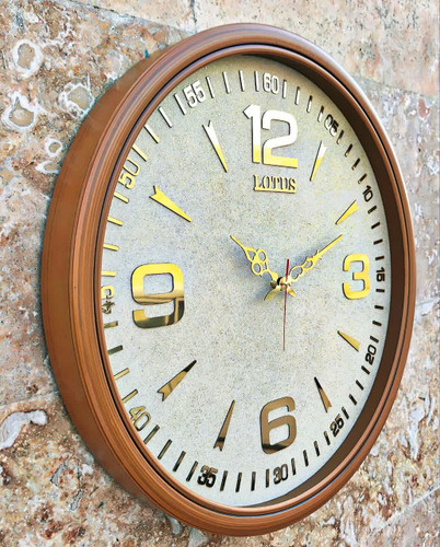 ساعت دیواری گرد ۶۵ سانتی لوتوس فایبر قهوهای داخل کرم با اعداد پلکسی انگلیسی طلایی نمای چپ