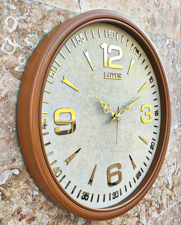 ساعت دیواری گرد ۶۵ سانتی لوتوس فایبر قهوهای داخل کرم با اعداد پلکسی انگلیسی طلایی نمای چپ