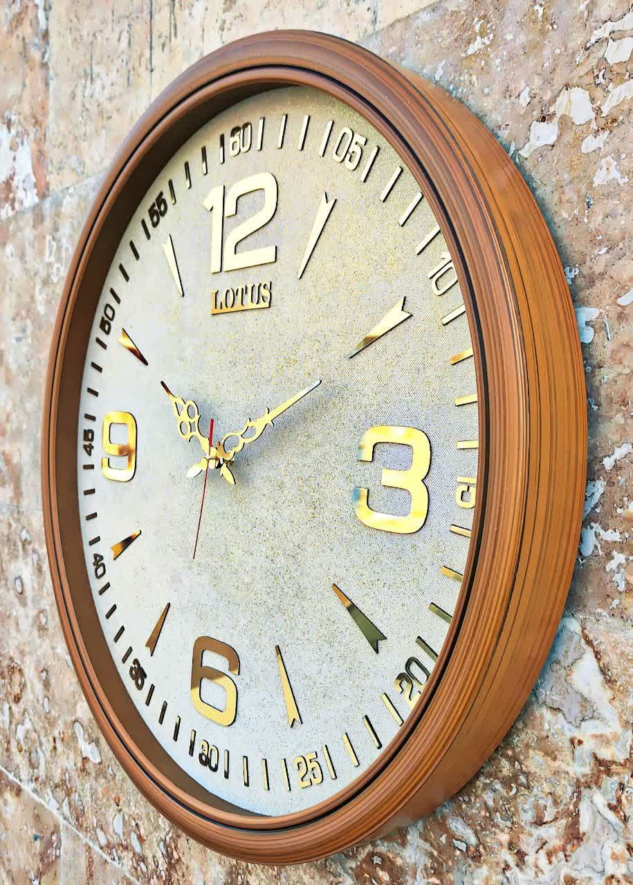 ساعت دیواری گرد ۶۵ سانتی لوتوس فایبر قهوهای داخل کرم با اعداد پلکسی انگلیسی طلایی