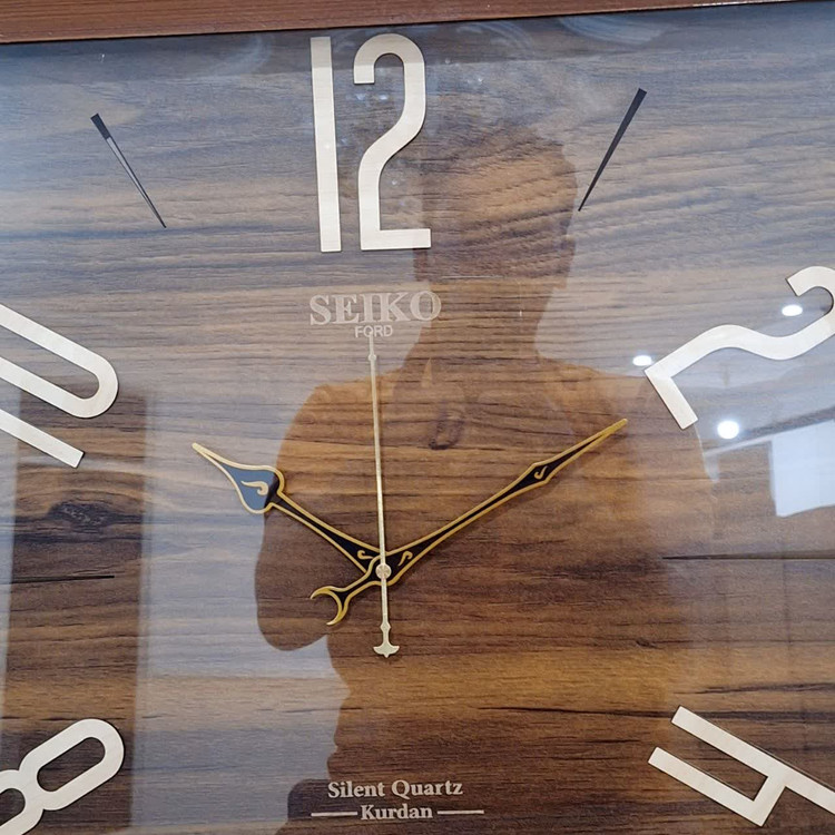 ساعت دیواری گرد ۶۰ سانتی چوبی قهوهای با اعداد انگلیسی خطی نمای نزدیک