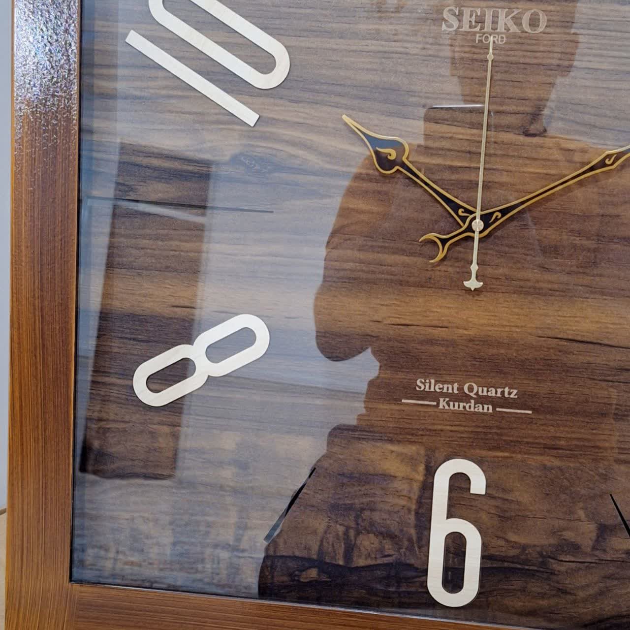 ساعت دیواری گرد ۶۰ سانتی چوبی قهوهای با اعداد انگلیسی خطی نمای پایین