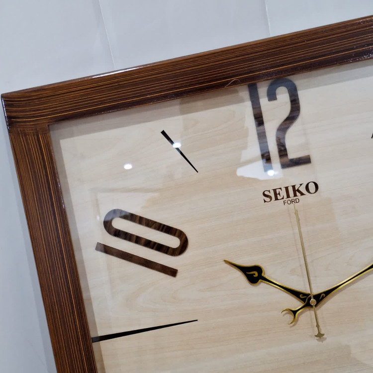 ساعت دیواری گرد ۶۰ سانتی چوبی کرم قهوهای با اعداد انگلیسی خطی