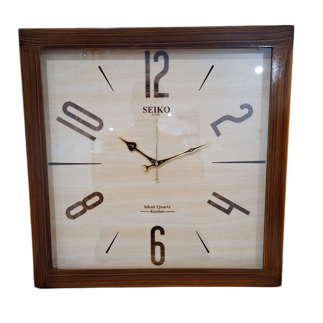 ساعت دیواری گرد ۶۰ سانتی چوبی کرم قهوهای با اعداد انگلیسی خطی نمای نزدیک