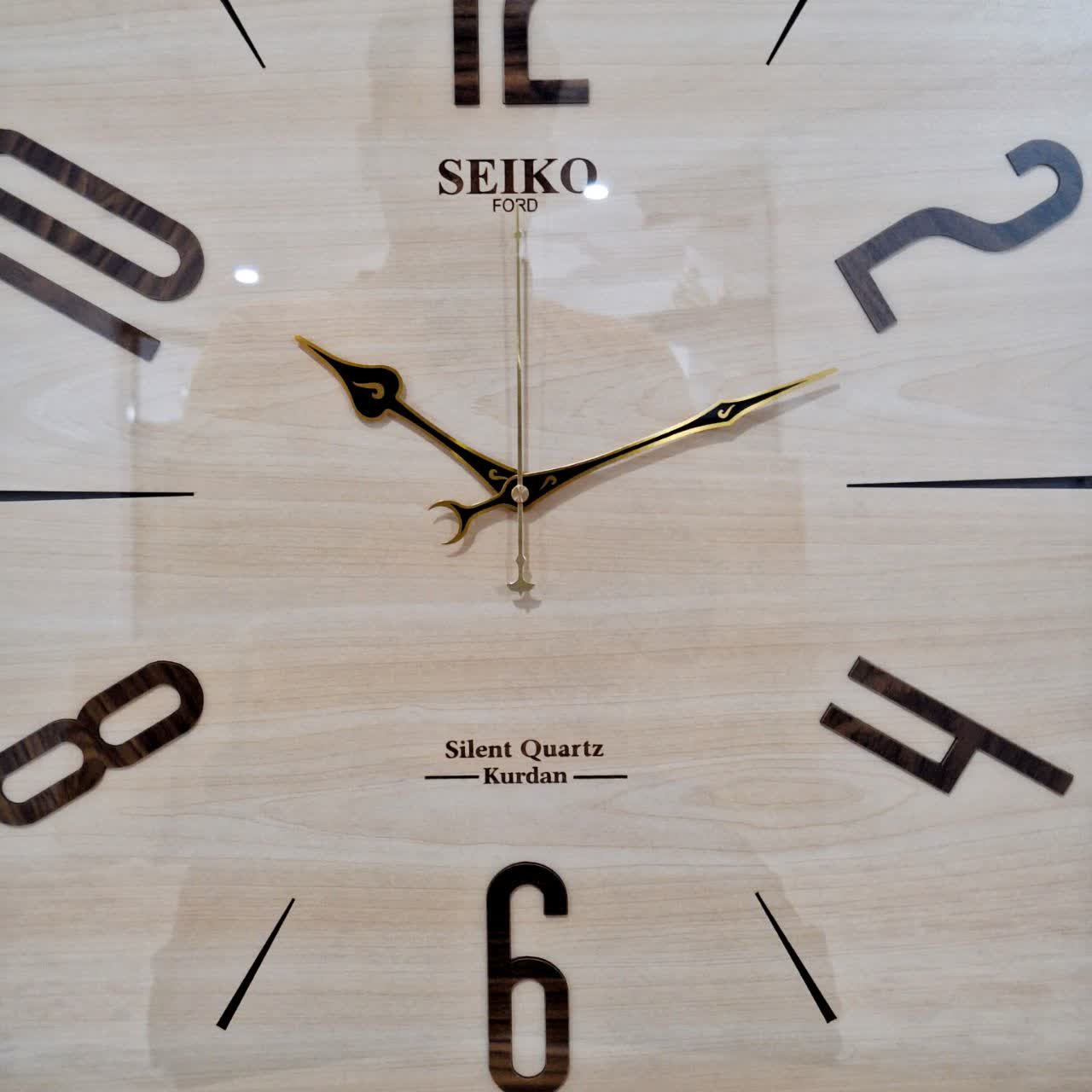 ساعت دیواری گرد ۶۰ سانتی چوبی کرم قهوهای با اعداد انگلیسی خطی نمای راست