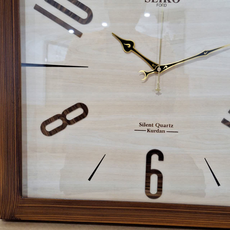 ساعت دیواری گرد ۶۰ سانتی چوبی کرم قهوهای با اعداد انگلیسی خطی نمای چپ