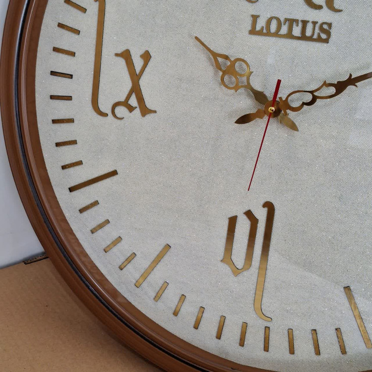 ساعت دیواری گرد ۶۵ سانتی لوتوس فایبر قهوهای داخل کرم با اعداد پلکسی یونانی طلایی نمای پایین