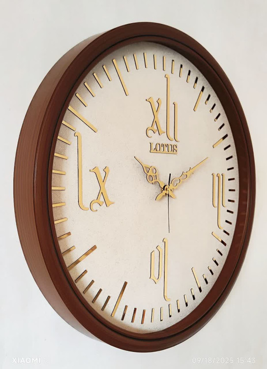 ساعت دیواری گرد ۶۵ سانتی لوتوس فایبر قهوهای داخل کرم با اعداد پلکسی یونانی طلایی نمای دیگر